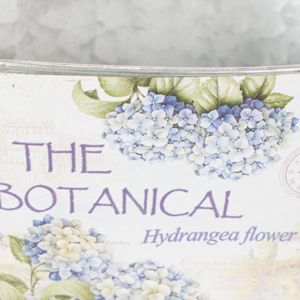 Detailansicht eines Zink-Pflanztopfes mit Hortensien-Motiv und dem Schriftzug The Botanical Hydrangea flower.