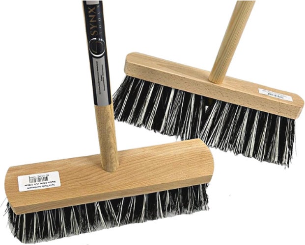 Zwei Straßenbesen mit Holzstiel und Borsten