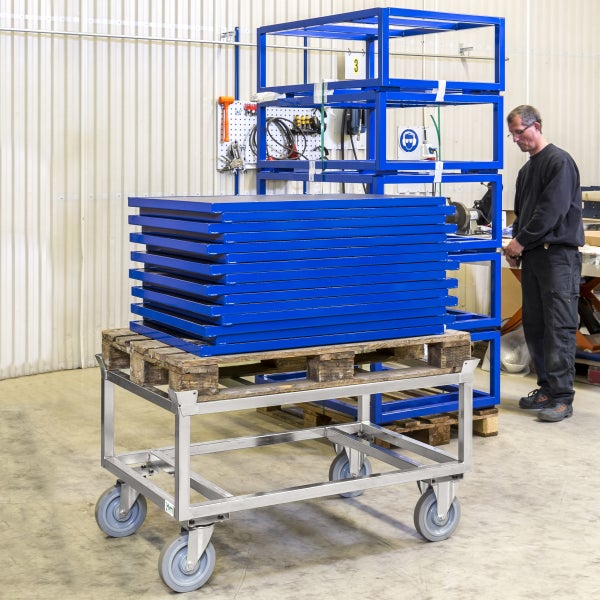 Metallregal mit blauen Ablageflächen auf Transportwagen in einer Werkstatt