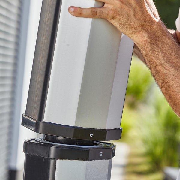 Hand setzt zwei Aluminiumpfosten zusammen