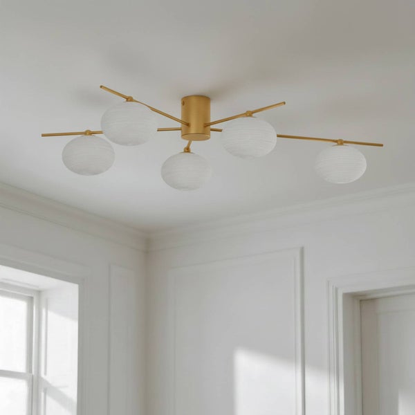 Deckenleuchte mit fünf Leuchtenarmen und kugelförmigen Lampenschirmen