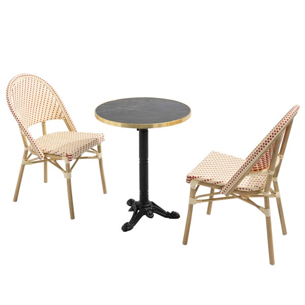 Bistro-Set bestehend aus einem runden Tisch mit dunkler Steinoptik-Platte und zwei geflochtenen Stühlen mit rot-weißem Muster.