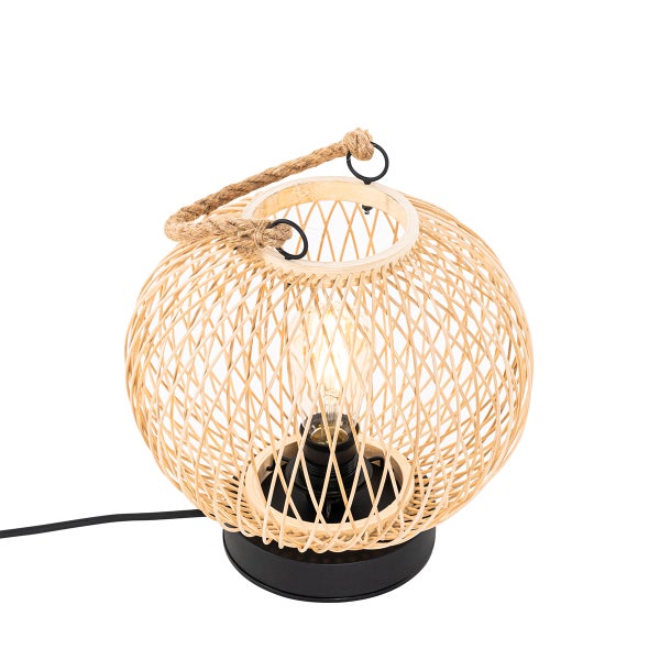 Tischleuchte aus Bambusgeflecht mit Seilgriff und schwarzem Sockel.