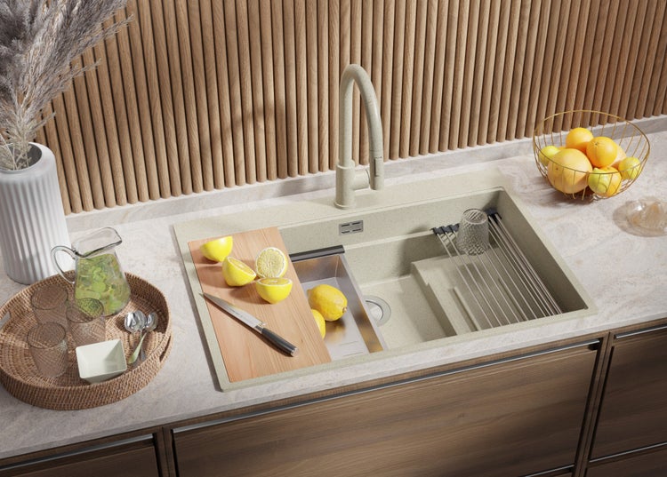 Küchenszene mit Spüle, Wasserhahn, Schneidebrett mit Zitronen und Geschirrkorb