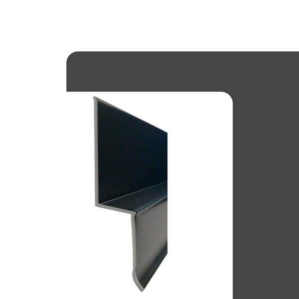 Schwarzes Metallprofil in Z-Form für Dachkanten und Ortgang.