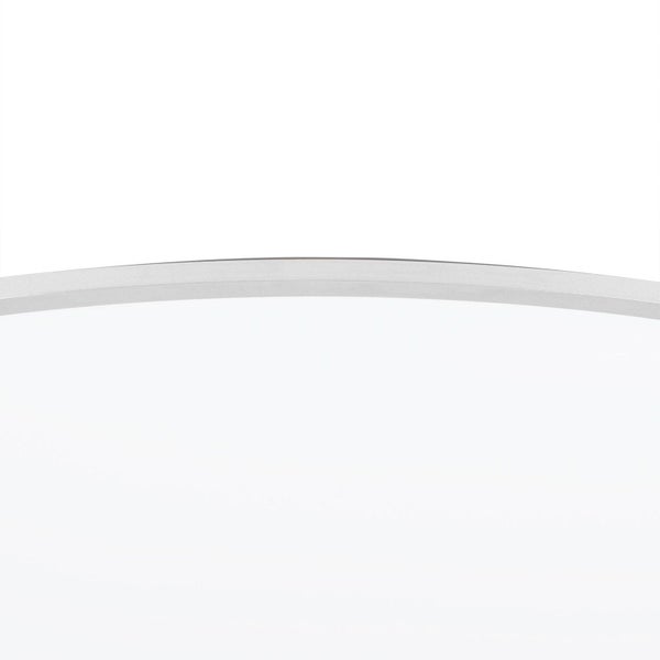 Detailansicht des schmalen, runden Metallrahmens einer Deckenleuchte.