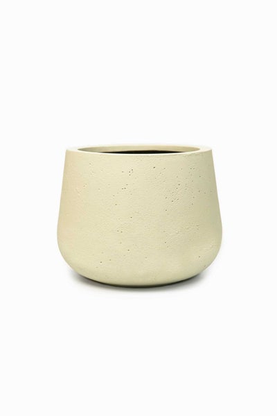 Runder Pflanztopf aus Fiberclay mit strukturierter Oberfläche, cremefarben.