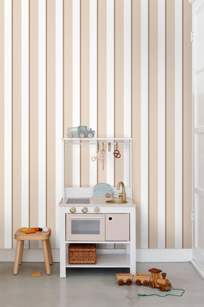 Raum mit gestreifter Tapete und Spielküche mit Zubehör sowie einem Hocker