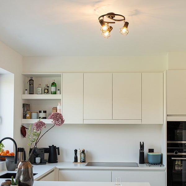 Moderne Küche mit Deckenleuchte mit drei Lampen