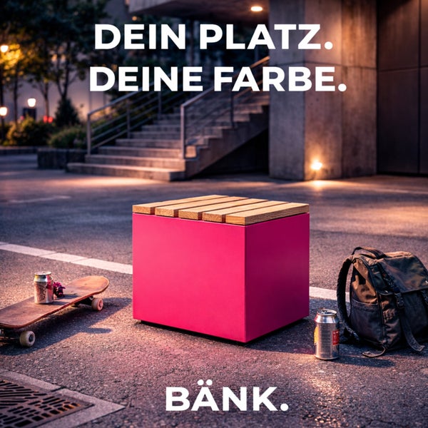 Würfelförmige Außenbank mit pinkfarbenem Metallkorpus und Sitzfläche aus Holzlatten in einer urbanen Straßenszene mit Skateboard und Rucksack.