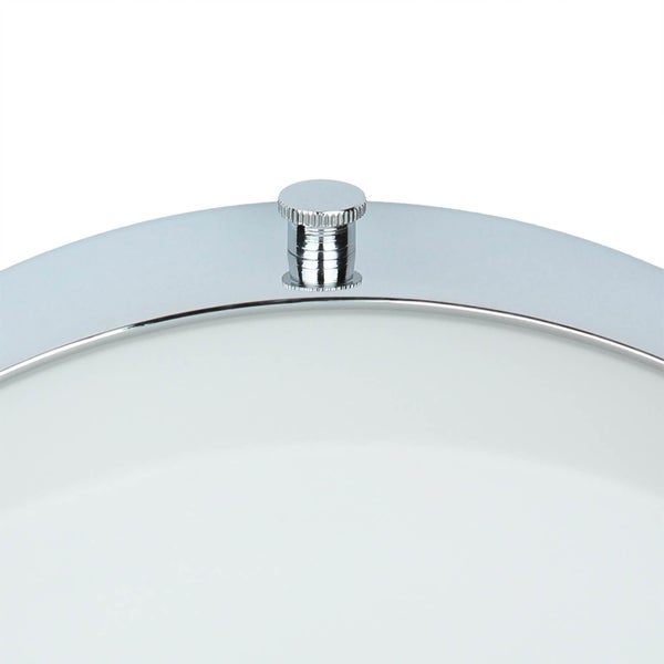 Detailansicht einer Deckenleuchte mit Chromrand