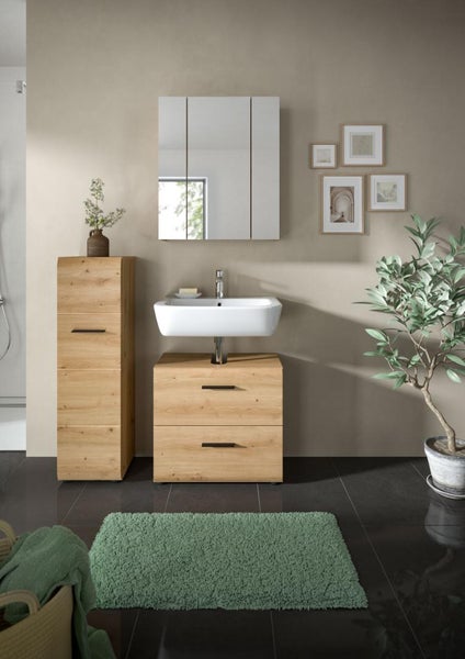 Modernes Badezimmer mit Waschtischunterschrank und Hochschrank in Eichenoptik, weißem Aufsatzbecken, Spiegelschrank und grünem Badteppich.