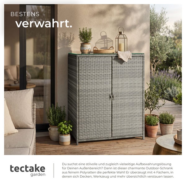 Outdoor-Schrank aus grauem Polyrattan mit Glasplatte auf einer Holzterrasse, dekoriert mit Pflanzen und einer Laterne. tectake garden Logo.