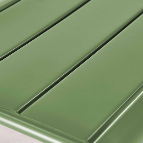 Nahaufnahme einer grünen Tischplatte mit Lattenstruktur eines Gartenmöbels aus Metall.