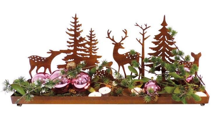 Weihnachtliche Tischdeko aus Metall in Rostoptik mit Hirschmotiv, Tannenbäumen, Weihnachtskugeln und integrierten Kerzenhaltern für Stumpenkerzen.