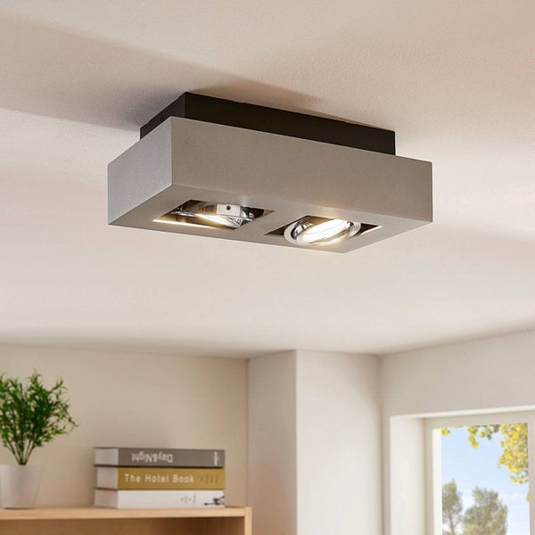 Deckenleuchte mit zwei Strahlern im Wohnzimmer