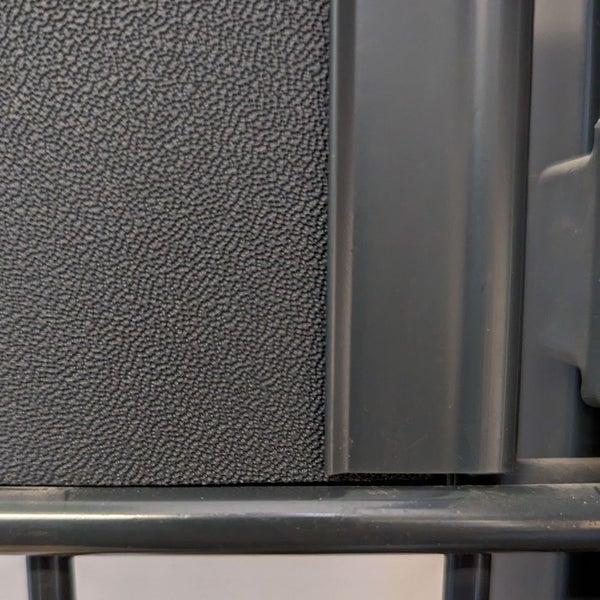 Detailaufnahme einer schwarzen Kunststoffbox mit Rahmen