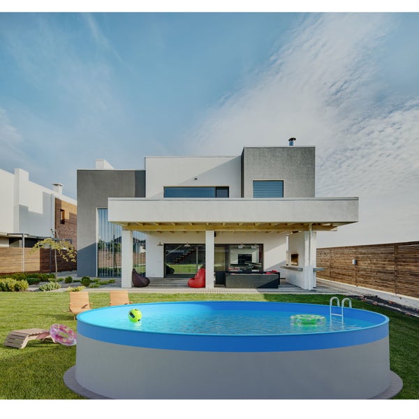 Gartenansicht mit Aufstellpool, Liegestühlen und modernem Haus