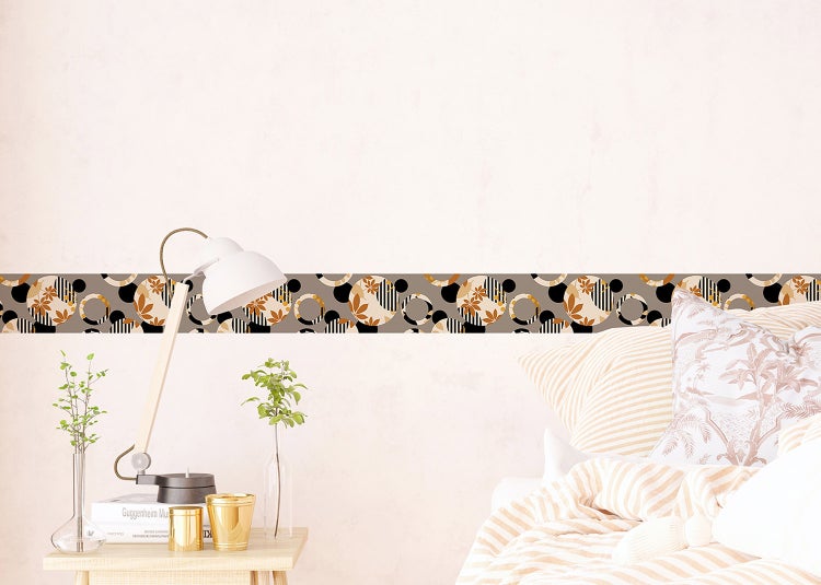 Tapete mit klassischem Blumenmuster im Vintage-Stil, zeigt verschiedene Blüten, Blätter und Ranken.