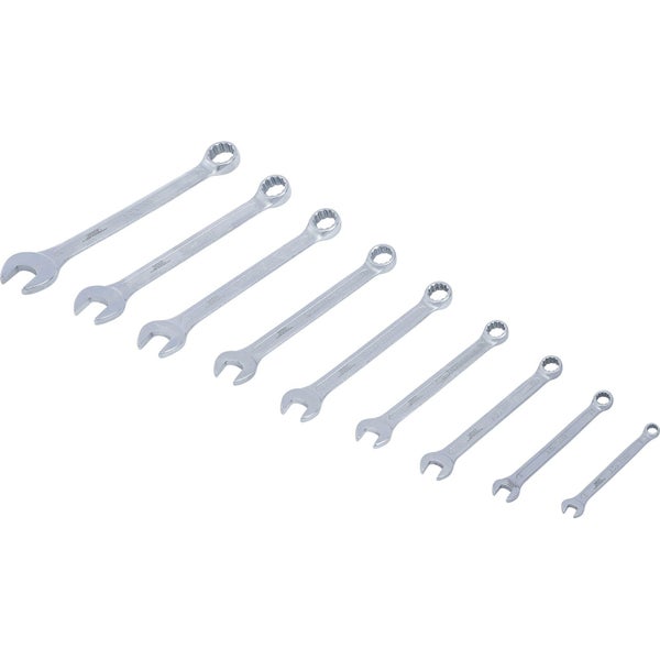 Offener blauer Werkzeugkoffer mit verschiedenen Schraubenschlüsseln, Steckschlüsseln und Bits