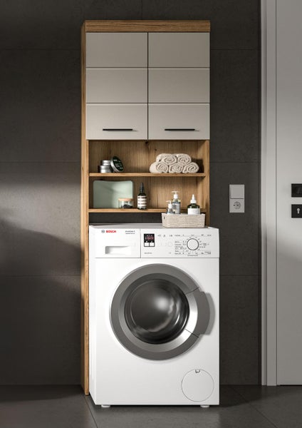 Waschmaschinenumbauschrank mit Holzoptik Regal und Fronten mit Bosch Waschmaschine in einem modernen Badezimmer.