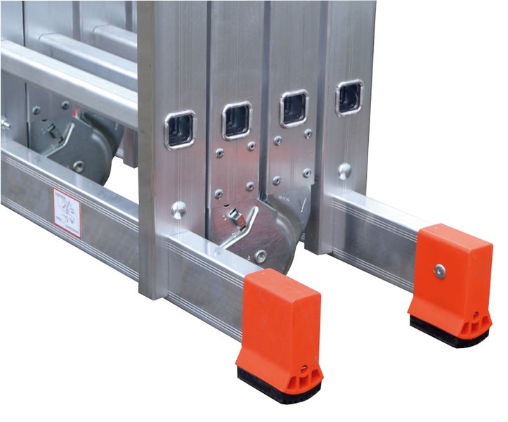 Detailansicht einer Aluminiumleiter mit orangefarbenen Fußkappen