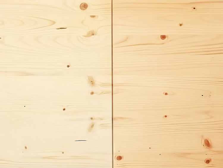 Nahaufnahme von zwei Holzpaneelen mit sichtbarer Maserung, Astlöchern und einer Verbindungsfuge.