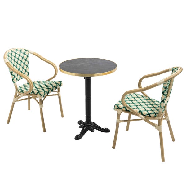 Bistro-Set bestehend aus einem runden Tisch mit dunkler Platte und zwei Flechtstühlen in Grün-Weiß mit Gestell in Holzoptik.