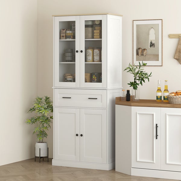 Weißer Küchenschrank im Landhausstil mit Glastüren, einer Schublade und Unterschränken in einer hellen, organisierten Küche.