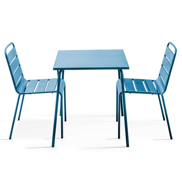 Bistro-Set aus Metall mit einem quadratischen Tisch und zwei Stühlen mit Latten.