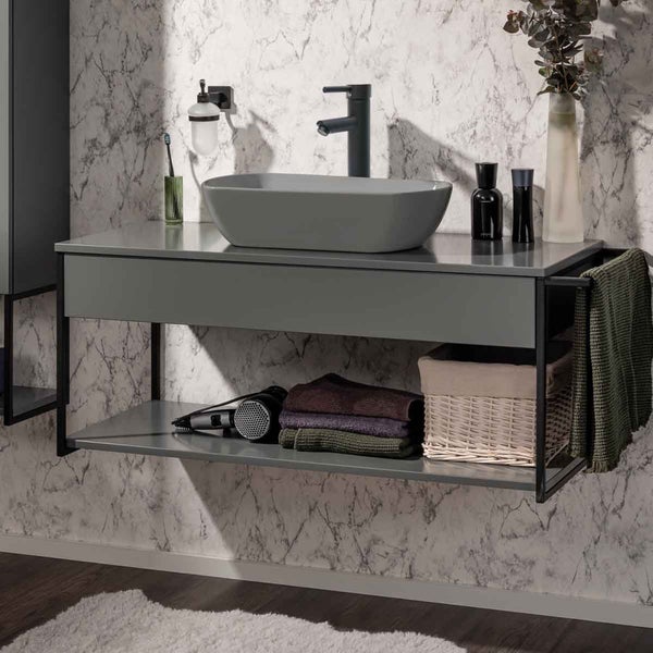 Modernes Badezimmer mit Waschbecken, Unterschrank und Ablage für Handtücher und Accessoires.