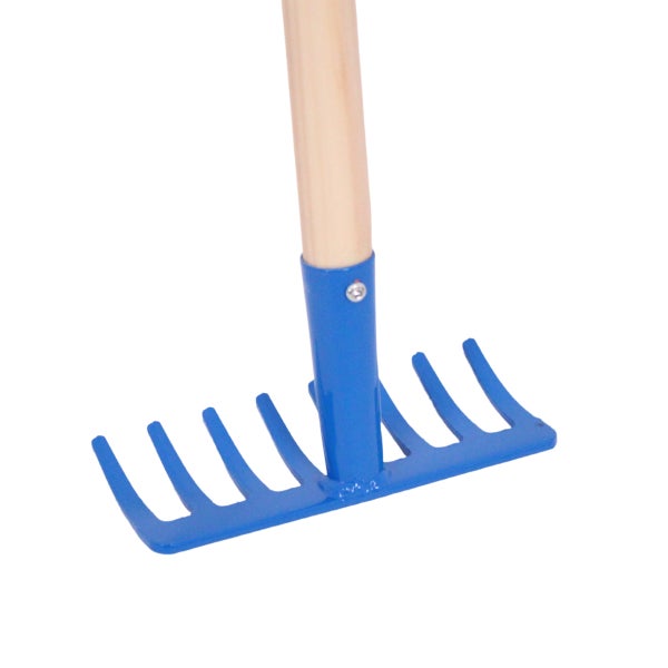 Blauer Gartenrechen aus Metall mit acht Zinken und einem Holzstiel.