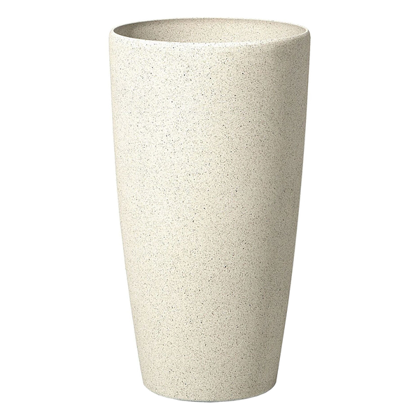 Dekorative Szene mit Couch, Beistelltisch und einer hohen Vase mit Ziergras im Außenbereich.