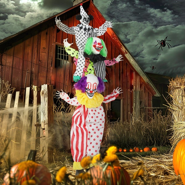 Animierte Halloween Deko Gruselclown Turm stehend vor einer alten Scheune für eine schaurige Gartenatmosphäre