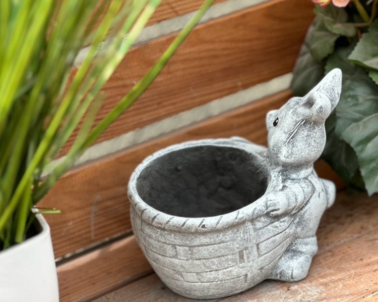 Pflanztopf in Korboptik mit dekorativer Hasenfigur aus Steinguss für Garten und Balkon.