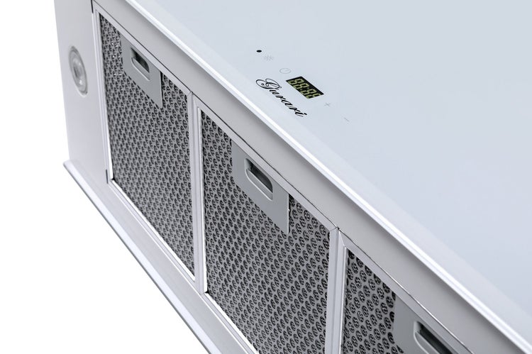 Dunstabzugshaube von unten mit drei Metallfettfiltern, digitaler Anzeige, Bedienfeld und Gurari Logo.