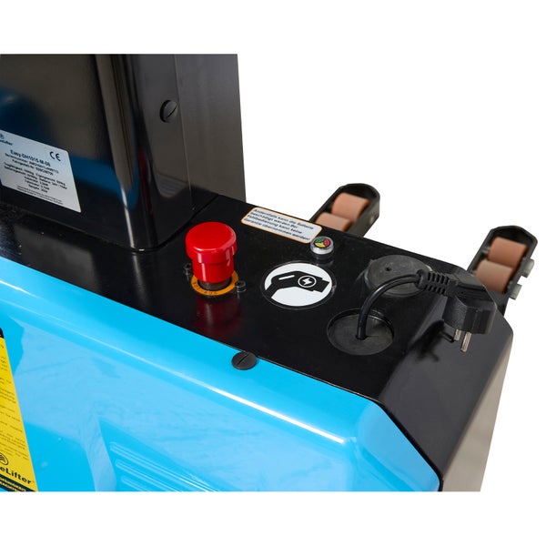 Detailansicht eines Hubwagens mit rotem Not-Aus-Schalter, Ladeanschluss und zugehörigem Symbol