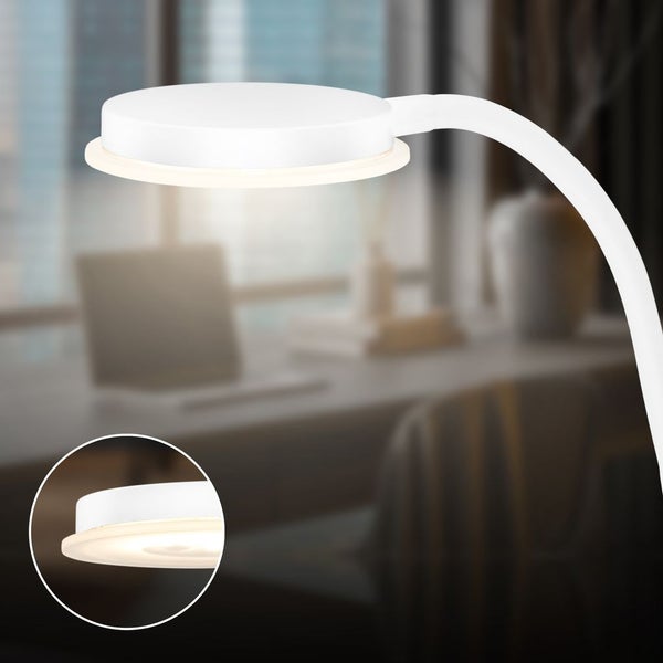 Weiße LED-Schreibtischleuchte mit rundem Kopf und flexiblem Arm in einem Büro, inklusive Detailansicht des Lampenkopfes.