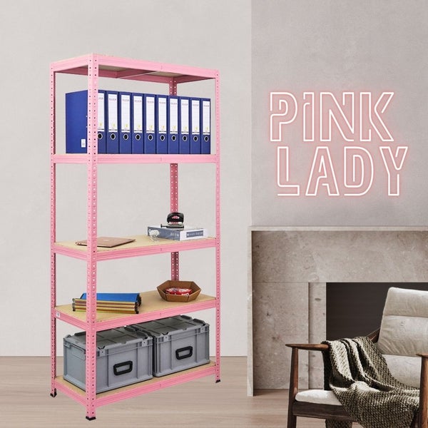 Pinkfarbenes Schwerlastregal aus Metall mit fünf Holzböden, befüllt mit Ordnern und Boxen in einem modern eingerichteten Wohnraum.