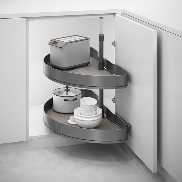 Eckschrank-Auszug mit zwei nierenförmigen Ebenen, anthrazitfarbene Reling und Holzboden, eingebaut in einem Küchenschrank.