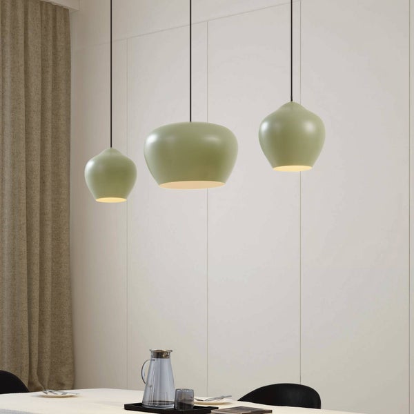 Drei organisch geformte Pendelleuchten in verschiedenen Größen über einem Esstisch in einem hellen, modern gestalteten Esszimmer.