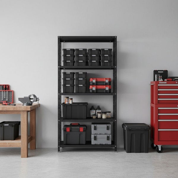 Schwarzes Metallregal mit Werkzeugkoffern und Boxen in einer hellen Werkstatt neben einer Werkbank und einem roten Werkstattwagen.