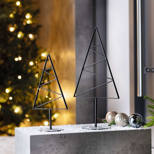 Dekorative Metall-Weihnachtsbäume als festliche Tischdekoration