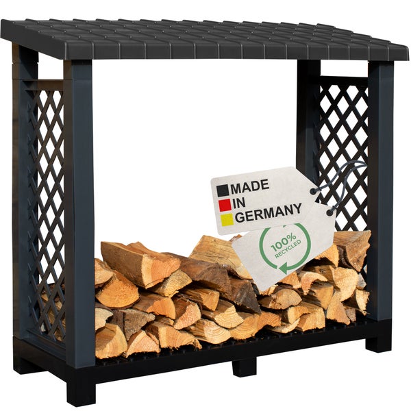 Überdachtes Brennholzlager aus recyceltem Material mit dem Hinweis Made in Germany