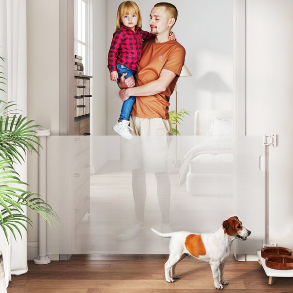 Raumszene mit einem ausziehbaren Türgitter aus Textilgewebe, einem Mann mit Kind und einem Hund