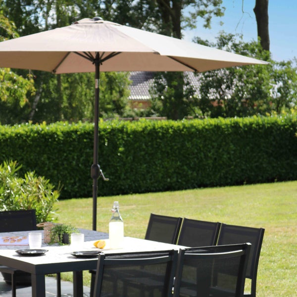 Detailansicht eines Sonnenschirmmastes mit Druckknopf-Mechanismus und der Verbindung zu den Schirmstreben.