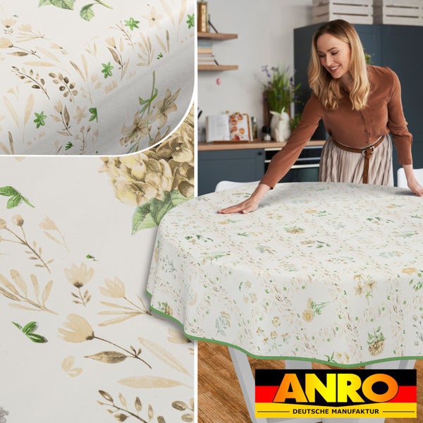 Runde Tischdecke mit Blumenmuster in einem hellen Küchendesign
