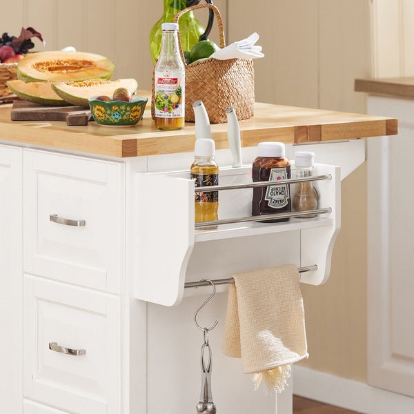 Kücheninsel mit Holzplatte, Gewürzregal, Handtuchhalter, Obst und Küchenutensilien.