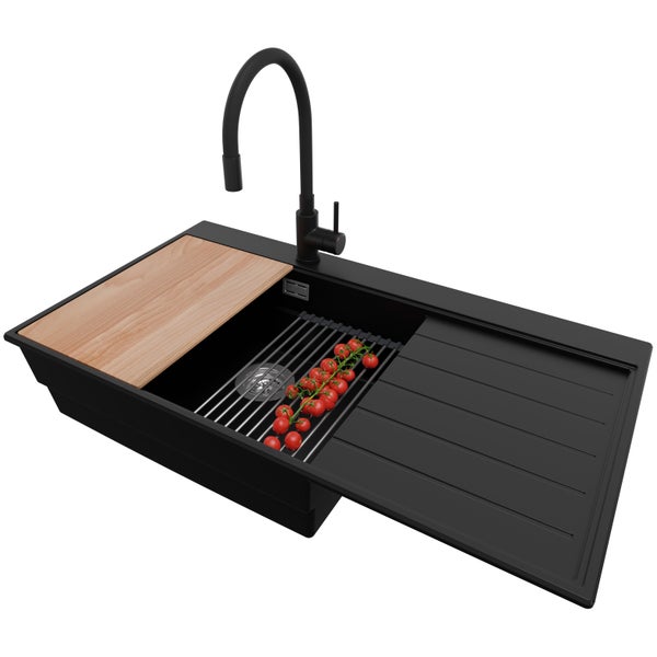 Schwarze Küchenspüle mit Armatur, Schneidebrett und Abtropfgestell