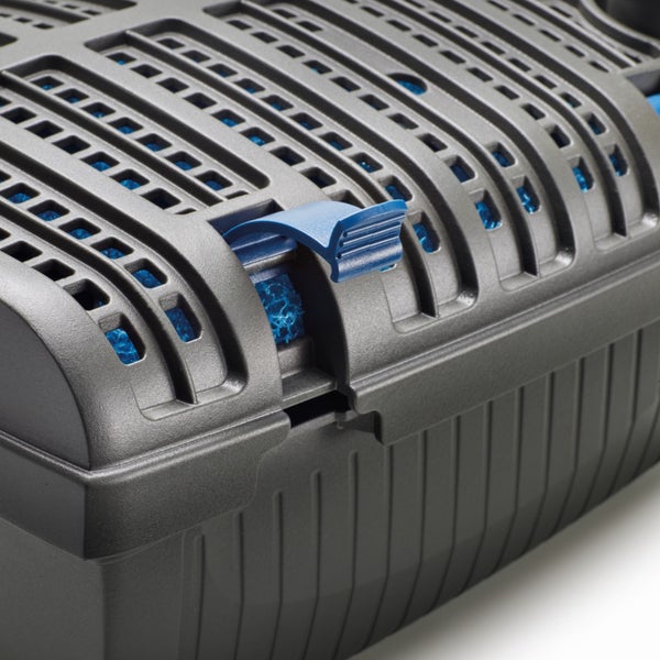 Detailansicht eines Teichfiltergehäuses mit blauen Filterschwämmen und einem blauen Verschlussclip.